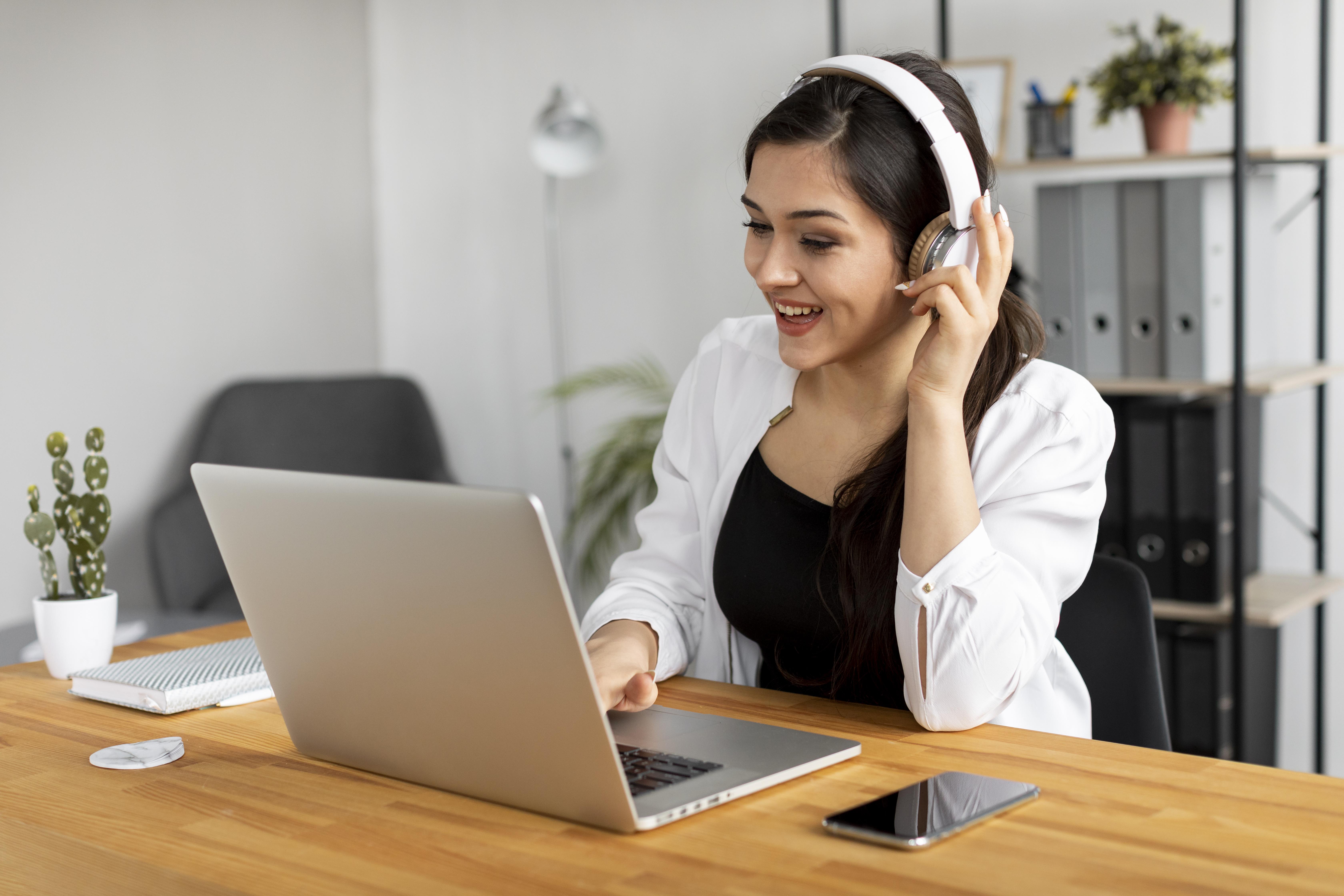 mujer sonriente de tiro medio con auriculares